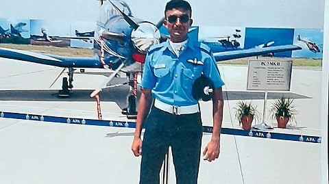 हैदराबाद विमानतळावर उड्डाणासाठी सज्ज झालेला पायलट कुणाल नितीन पवार 