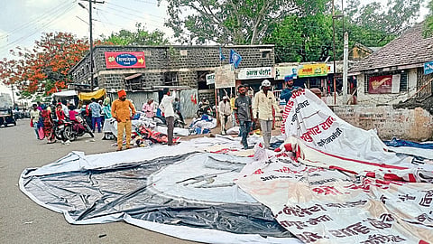 ताडपत्रीचे दर कडाडले; शेतकरी वर्ग वळला बॅनर खरेदीकडे 