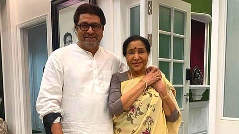 asha bhosle meets raj thackeray at his home shivtirth for ask about health 