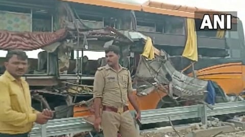 Double Decar bus accident_Uttar Pradesh