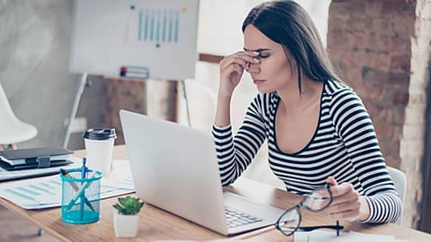 लॅपटॉपवर काम केल्याने डोळ्यांना त्रास होतो? मग करा ‘हे’ घरगुती उपाय