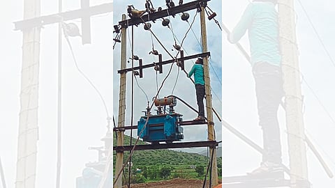 Mahavitaran employees taking down a monkey that died due to electric shock at Kapshi 