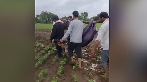 वृद्ध रुग्णास वेळेवर उपचार न मिळाल्याने निधन; पावसाच्या पाण्याने रस्ता बंद
