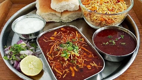 kolhapuri Misal Pav Recipe 