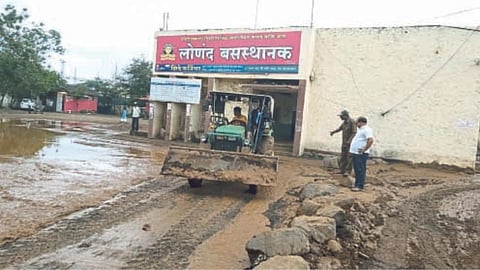 Mud from Lonand bus stand cleaned Shelke couple 