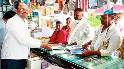 parents shopping educational materials