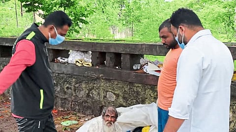 samruddhi care foundation workers helped elderly man abandoned in rain latest marathi news