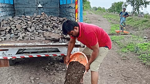 रस्ता दगड, मुरूम टाकून श्रमदान करताना दत्तू मढवई. 