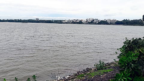 Mehrun lake is satisfactorily filled by rains beginning in July.