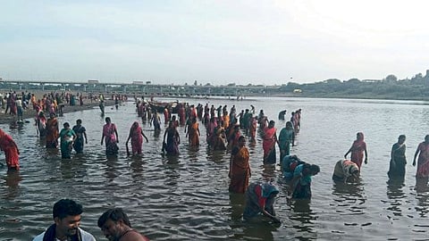 Shirpur Women cleaned Chandrabhaga River Pandharpur 