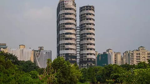 Twin Tower: ट्विन टॉवर पापणी लवण्याआधी   झाले जमीनदोस्त