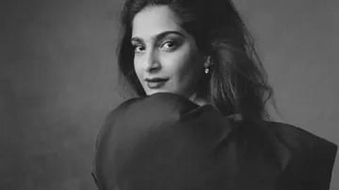 Sonam Kapoor reveal many things about her new born baby boy, her maternity photo shoot caption Viral...