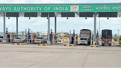Toll hastily collected Borgaon Ratnagiri-Nagpur National Highway Kavthemahankal sangli