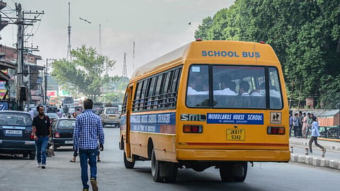 स्कूल बसवर तलवारींनी हल्ला, जखमी चालकाने हुशारीने वाचवले मुलांचे प्राण 
