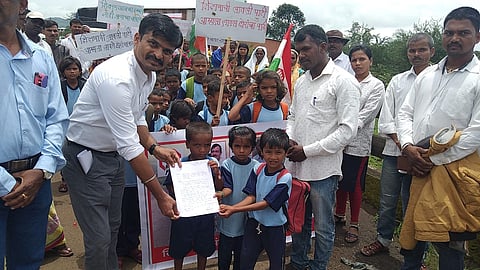 शिक्षणासाठी पायी निघालेल्या चिमुरडयांना गटशिक्षणाधिकारींनी दिले लेखी अश्वासन