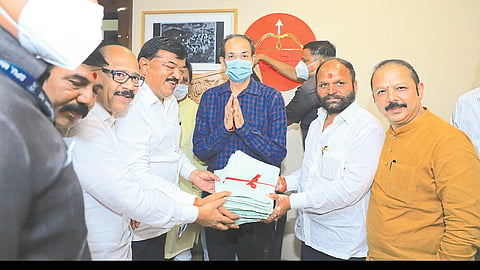 District Chief Vijay Karanjkar, Municipal Chief Sudhakar Badgujar, Ajay Boraste, Datta Gaikwad, Vilas Shinde while giving the bundle of oaths to party chief Uddhav Thackeray.