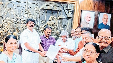A delegation of Civil Rights Protection Committee while giving a statement to Mayor Pradeep Karpe, Commissioner Devidas Tekale on Tuesday regarding civil problems in the Municipal Corporation.