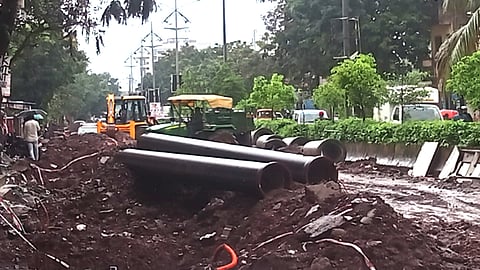 घराबाहेर पावासाचा राडा, रस्त्यावर खड्डे अन चिखलाचा सडा