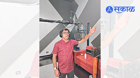 Tehsildar Dr. while singing in a professional manner. Milind Kulkarni