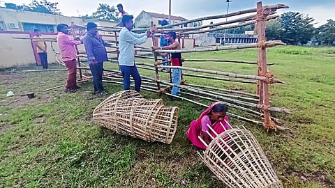Artists creating a replica of Ravana