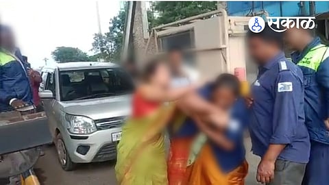 Fighting between two women at Pimpalgaon Baswant-Toll Plaza
