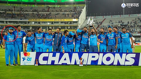 dinesh karthik hand trophy rishabh pant one side