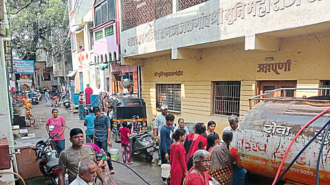 As the water supply was stopped for six days, it was time to supply water by tanker to the old Jalgaon area of ​​the city.
