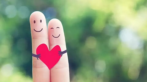 सारखं सारखं मोबाईलकडे लक्ष जात.नोटीफिकेशनचा आवाज आला तरी त्याच व्यक्तीचा मेसेज आला असा भास होतो 