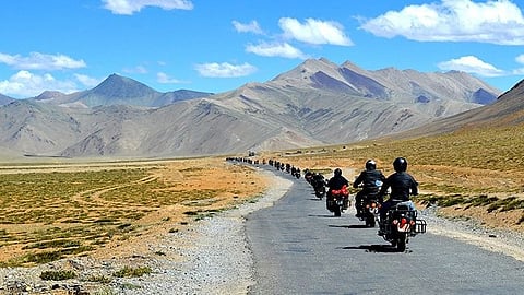 Travel : बाईक ट्रिपला जाताना कोणत्या गोष्टी लक्षात ठेवाल?