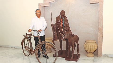 Ashok Jain trustee of Gandhitirtha with Prabhudayal's historic bicycle