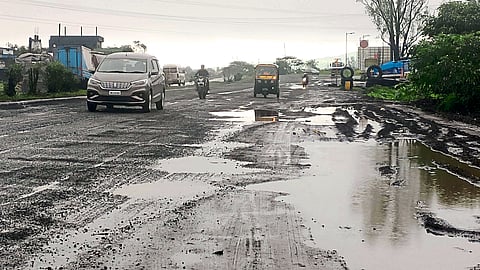 raod damage at Anjneri branch of Mumbai-Agra highway