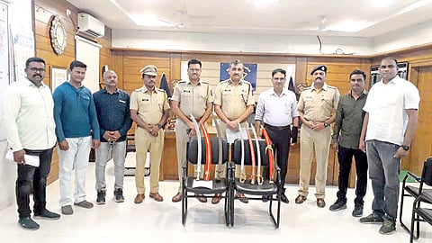 Senior officers Praveen Kumar Patil, Prashant Bachhav, Hemant Patil, Dattatray Shinde and the team along with the swords seized by the Taluka Police.
