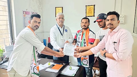 Rameez Pathan, Shadab Syed, Sanket Gaikwad etc. giving a statement to Citylink Bus Service General Manager Milind Bund.