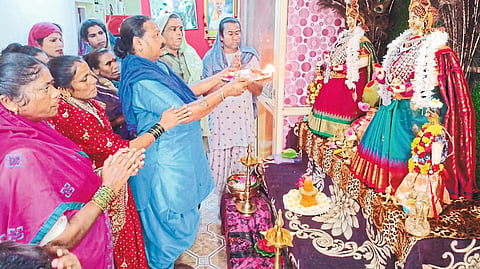 Kinner welcoming Gauri at home