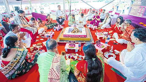 Devotees installing the idol in Swaminarayan Temple