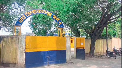 Clash between two prisoners in Wardha Jail one injured nagpur 