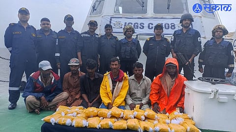 Gujarat : गुजरातमधील जाखूजवळ 200 कोटींच्या ड्रग्जसह पाकिस्तानी बोट जप्त 