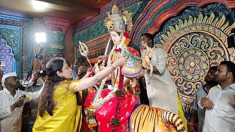rashmi thackeray attend thane tembhi naka durgeshwari devi history of anand dighe eknath shinde shiv sena  