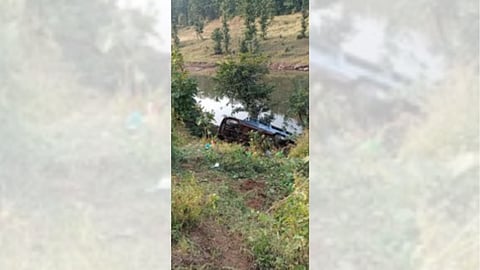 Nashik Accident News : प्रवाशांना घेऊन निघालेली क्रुझर दरीत कोसळली; 2 प्रवाशांचा जागीच मृत्यू 