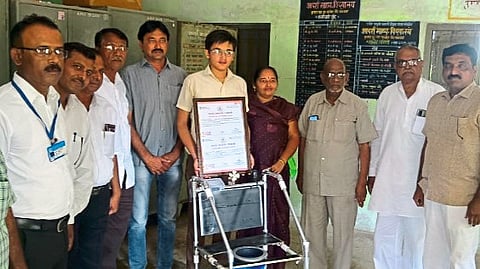 Harshvardhan Patil giving information about his equipment in Adarsh ​​Vidyalaya.
