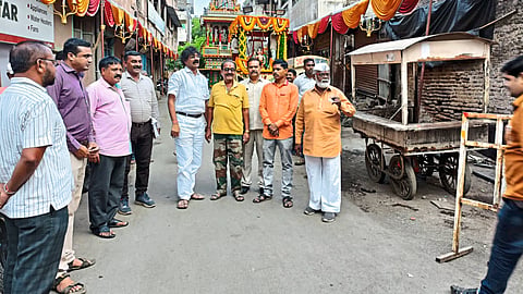श्री बालाजी रथोत्सवाच्या पार्श्वभूमीवर रथ उत्सव मार्गाची मंगळवारी पाहणी करताना महापौर प्रदीप कर्पे. शेजारी नगरसेवक हिरामण गवळी, अधिकारी. 