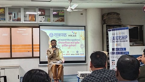 Sachin Chandratre giving guidance on classical music in 'Shabdevin Samvadu' programme.
