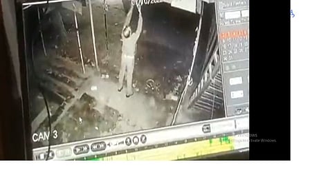 Viral Video: दुकानाबाहेरचा बल्ब चोरणारा पोलिस अधिकारी निलंबित, व्हिडीओमुळे  कारवाई