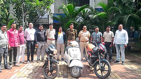 Senior Police Inspector Anil Shinde, Inspector Ganesh Nyahde, Raju Pachorkar Assistant etc. along with the seized bikes.