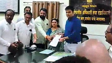 District Magistrate Dr. Vaishali Suryavanshi, Ramesh Bafna, Deepak Singh Rajput, Arun Patil, Sharad Patil, Bharat Khandelwal etc. while giving a statement to Vikram Bandal.