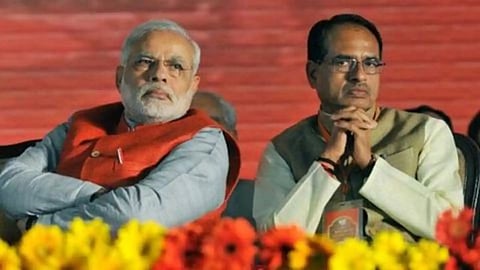 shivraj singh chauhan  was seen eating something secretly beside PM narendra modi video goes viral  
