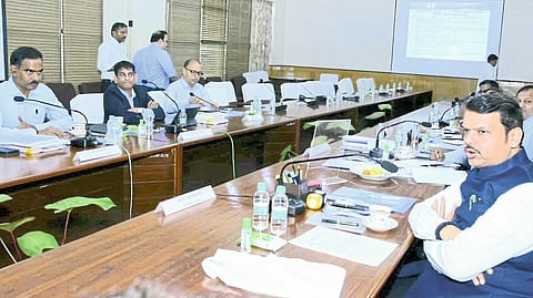 While guiding the review meeting, Deputy Chief Minister and Energy Minister Devendra Fadnavis, along with Vijay Singhal, Sanjay Khandare and others.