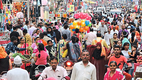 Crowd in Agra Road market
