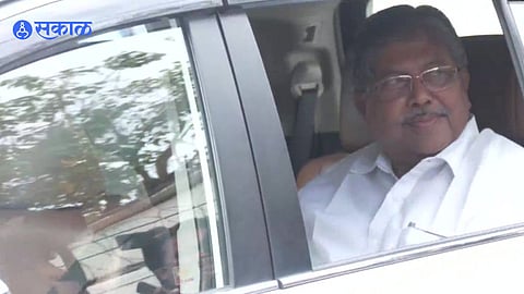 घरी जा... बायको वाट बघतेय; चंद्रकांत पाटलांनी पत्रकाराला सुनावलं 