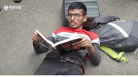 student preparing for MPSC exam Protest by sleeping on street  Against traffic police video goes viral 